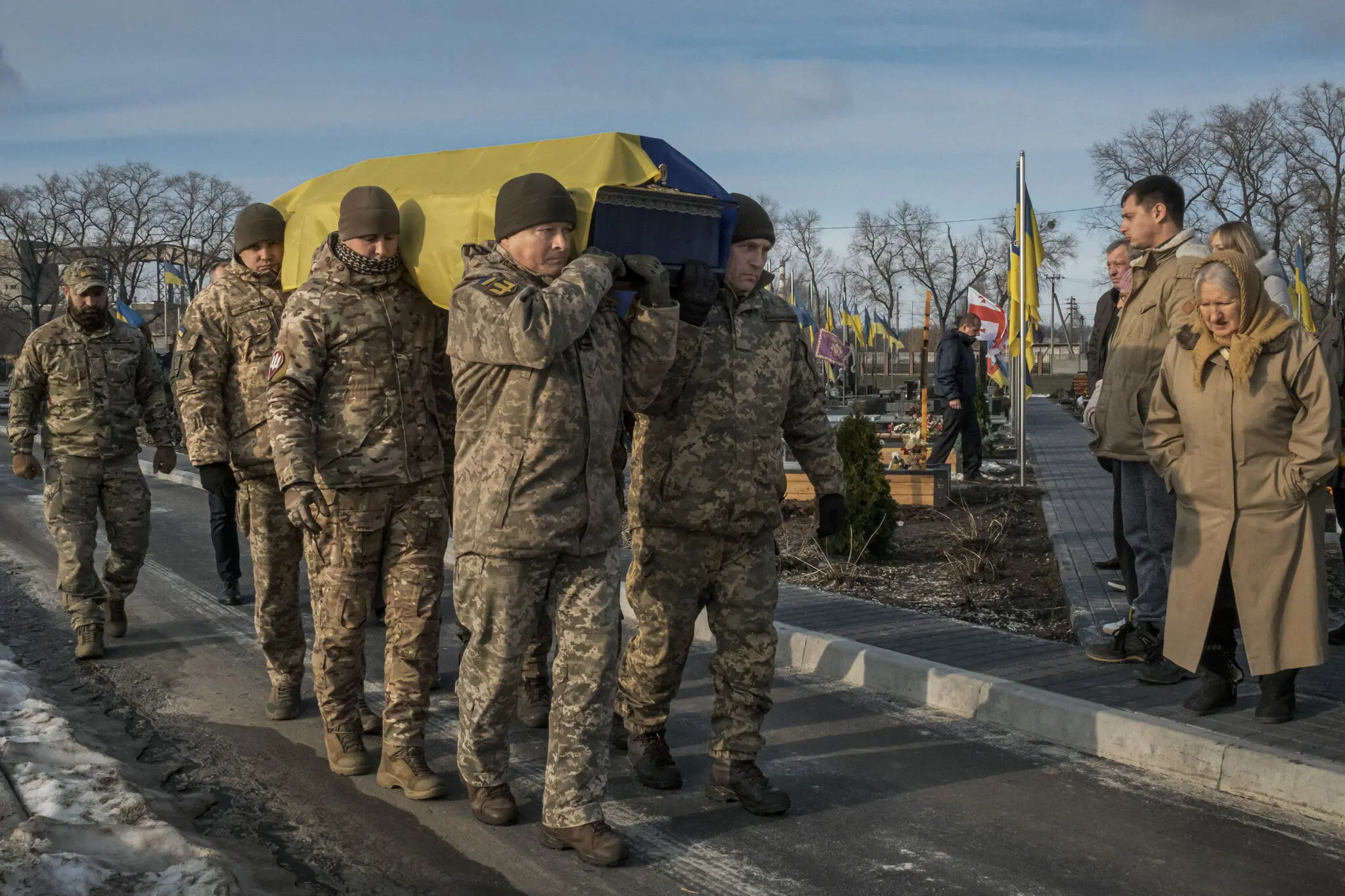 Минулого місяця в українських Броварах відбулися похорони солдата, якого вбив російський безпілотник. Число вбитих українських військових американські чиновники становлять майже 70 тисяч.